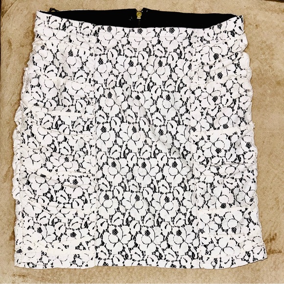 Heart & Soul Lace, Ruched Sides Skirt! (9/10)
Gold Zipper Closure on back! - Picture 10 of 15